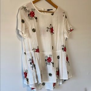 ☀️☀️ 2/$15 sale White linen top embroidered floral